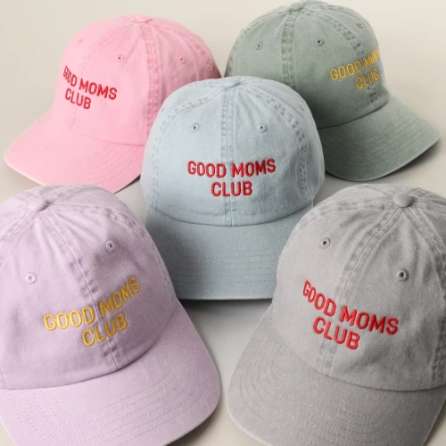 Czapka z daszkiem różne kolory good moms club 2.webp