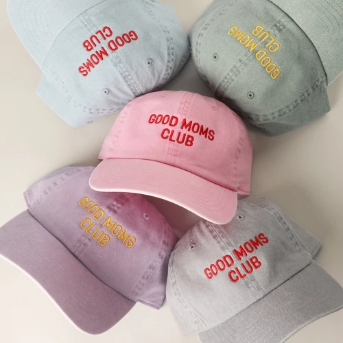 Czapka z daszkiem różne kolory good moms club.webp