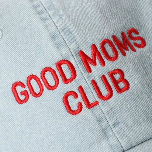 Czapka z daszkiem jasny jeans good moms cllub 2.webp