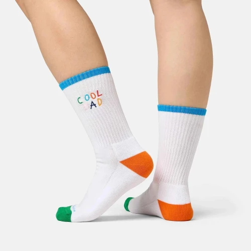 Skarpetki z napisem cool dad na nodze.webp